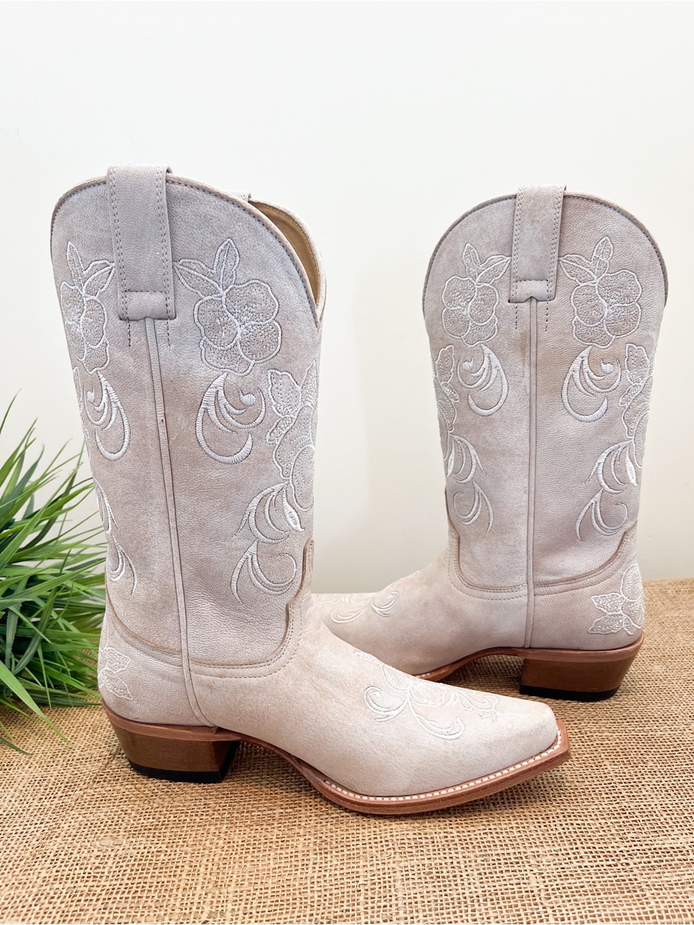 EUC Shyanne Lasy Floral Embroidered Western Cowboy Boots Size 7 Women’s Ivory